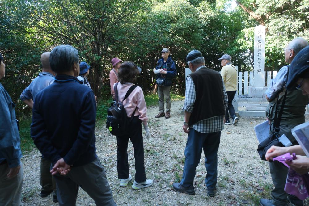 丸根砦跡で説明中の先生と会員